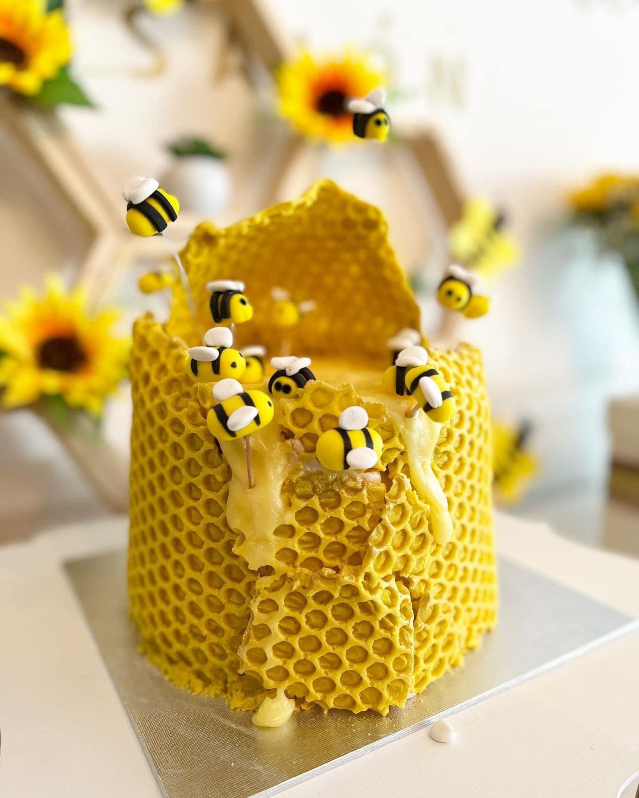 Pastel temático de abeja con panal y abejas de fondant