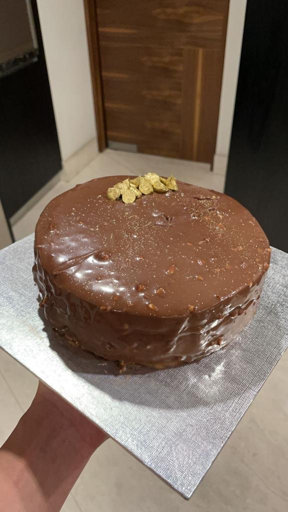 Pastel de ganache de chocolate con trocitos dorados