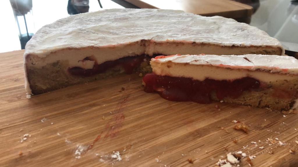 Corte transversal de pastel de fresa mostrando capas internas
