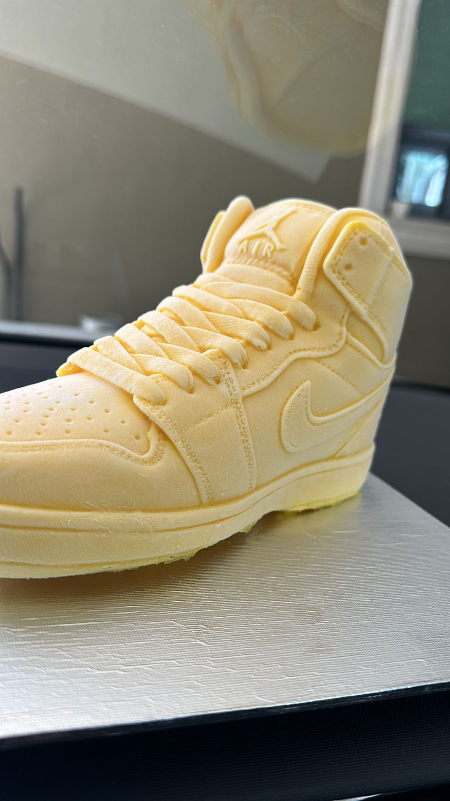 Pastel escultura de tenis Air Jordan hecho en fondant